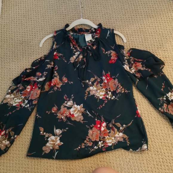 💚Flowy cold shoulder blouse💚 - Picture 2 of 3